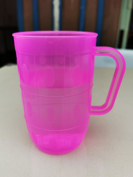 粉红色的塑料杯里盛着白开水图片下载