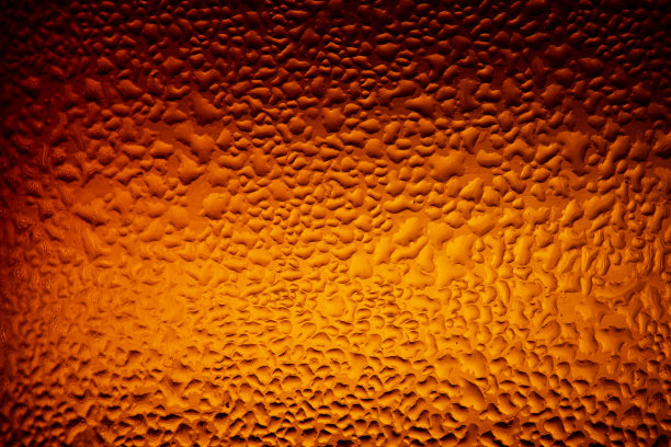 宏观啤酒瓶纹理，啤酒瓶上水滴的纹理。图片下载