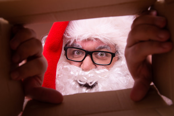 交付。滑稽的圣诞老人拿着空盒子。图片下载