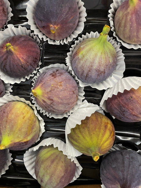 新鲜农产品市场的全框架图像成堆的成熟石榴无花果(榕carica)在纸盒纸盒，高架视图图片下载