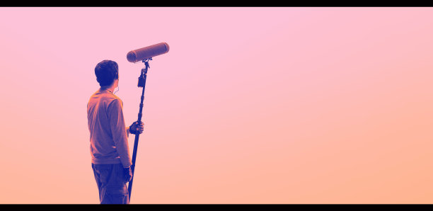 由麦克风fisher为电影在摄影棚录制声音的音幕操作员。图片下载