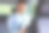 一个带着平板电脑的商人坐在汽车后座上工作图片下载