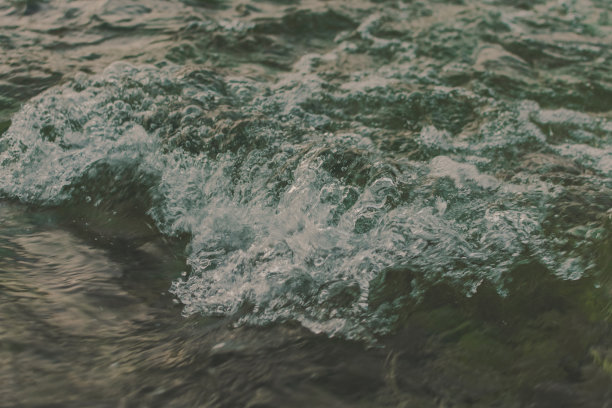 水的波浪——绿色海水上的气泡和波浪图片下载