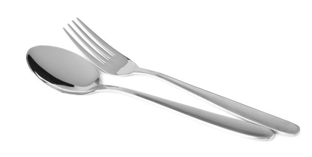 闪亮的叉子和勺子在白色的背景图片下载