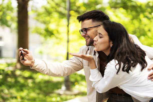 男女朋友在自拍图片下载