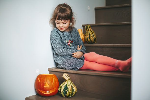小女孩在看万圣节南瓜图片下载
