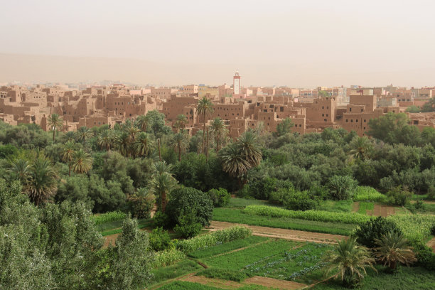 摩洛哥蒂纳希尔的城市和山谷图片下载