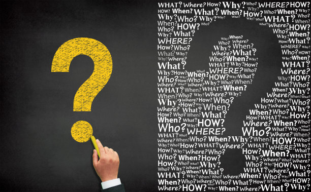 问号设计与一个男性手写在黑板上图片下载