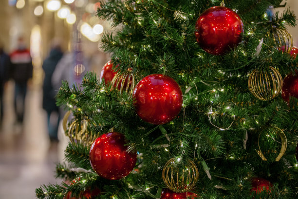 圣诞树的碎片，装饰着球和花环图片下载