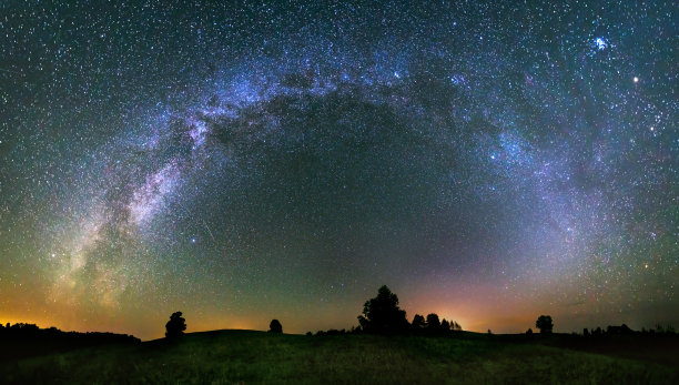 夜空中银河的全景图，深邃的星空和头顶的银河图片下载