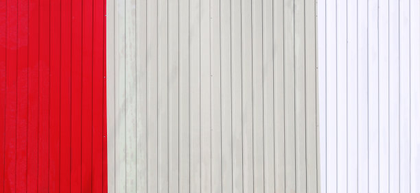 波浪板栅栏的红色，米色和白色。水平背景镀锌铁皮图片下载