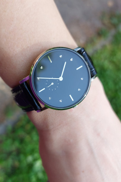 女人手臂上的时髦手表。图片下载