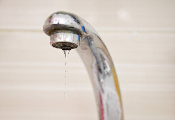 水珠从起重机上落下图片下载