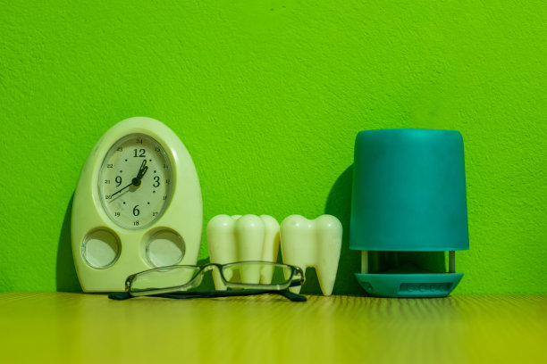 表表，太阳镜，笔筒，还有牙医桌上的两颗大牙齿图片下载