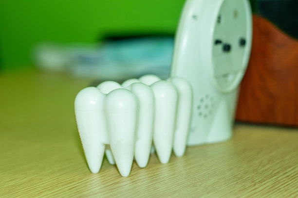 两颗大大的白色牙齿，一块表表，一副太阳镜，还有一个笔筒图片下载