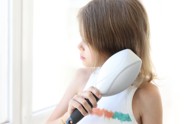 小女孩梳头或做发型图片下载