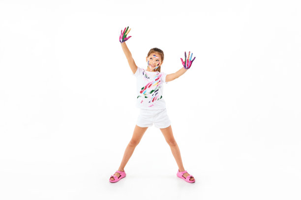 小女孩用彩色颜料画了她的手图片下载