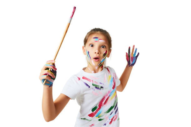 小女孩画着五颜六色的画，一只手拿着画笔图片下载