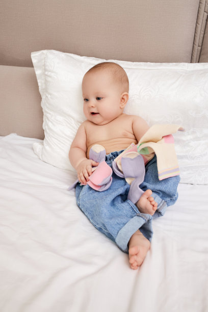 女婴在卧室里玩自己的袜子图片下载