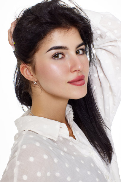 美丽的褐发年轻女子，身穿白色衬衫，面带微笑图片下载