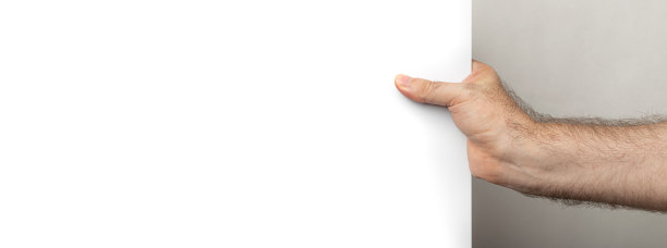 男性手握空白白色背景与复制空间图片下载