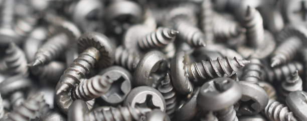 安装在木墙上的螺钉与白色隔离图片下载