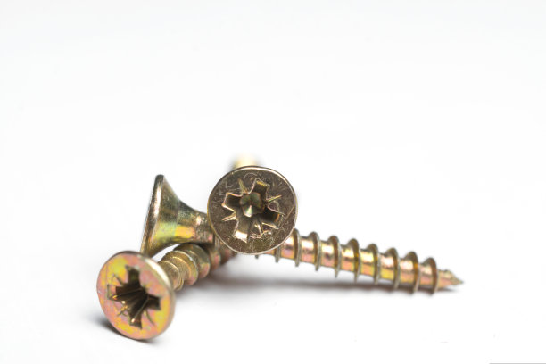 安装在木墙上的螺钉与白色隔离图片下载