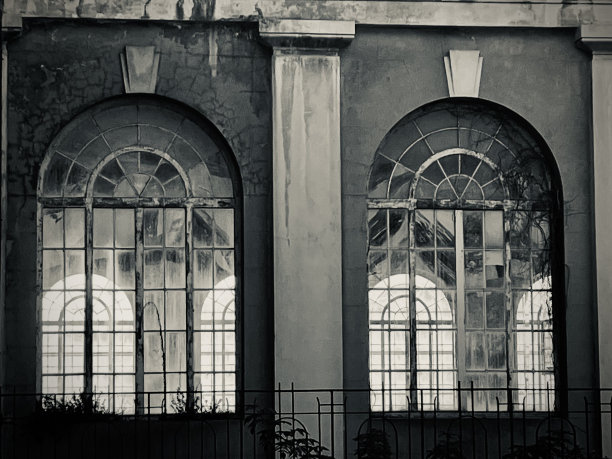 阳光透过古老的拱形窗户照射进来图片下载