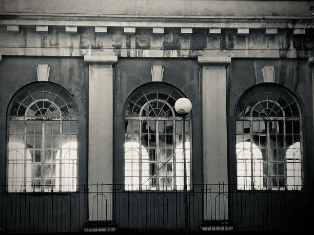 阳光透过古老的拱形窗户照射进来图片下载