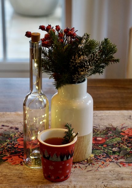 圣诞装饰品。胡桃夹子小雕像。glnivane在桌子上。桌上放着一杯热红酒。圣诞玩具。图片下载