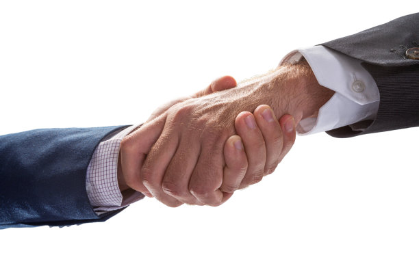 商业或政治伙伴关系的概念。白色背景的握手特写。剪切路径。图片下载