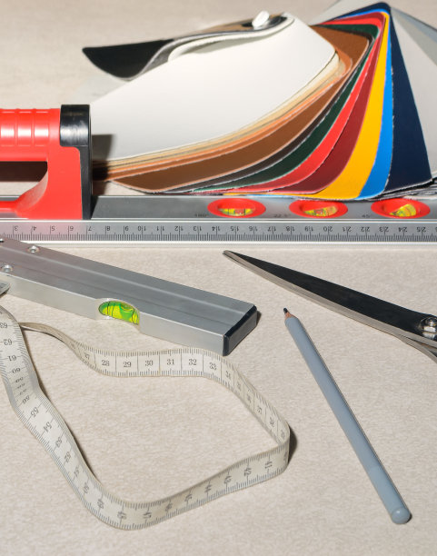 为汽车内饰的切割和装饰做准备图片下载