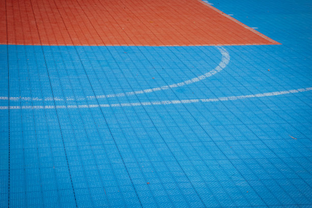 白色和红色的篮球场标记在蓝色的背景图片下载