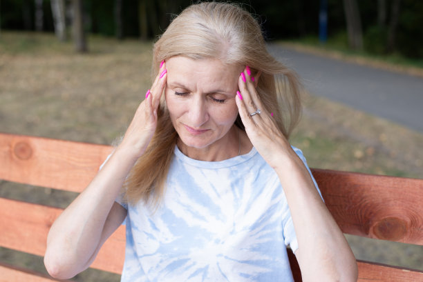 一个头痛的生病的女人。标有疼痛部位的概念性照片。图片下载