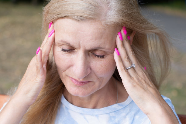 一个头痛的生病的女人。标有疼痛部位的概念性照片。图片下载