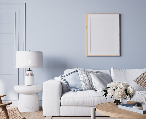 现代明亮的滨海风格客厅，白色沙发和木家具在浅蓝色的墙壁背景图片下载