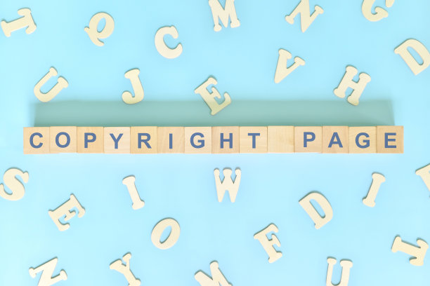 版权是一本书概念的一部分。木块排版字平铺在蓝色背景。图片下载