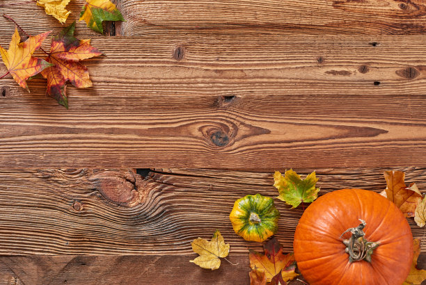 木地板上的南瓜和树叶图片下载