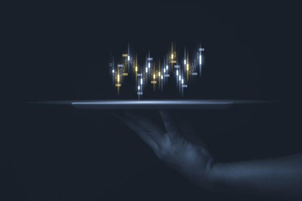 手持虚拟技术图表和图表，用于分析股票市场、技术投资和价值投资概念。图片下载