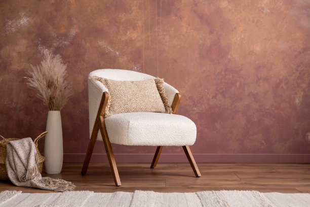 室内设计的客厅室内有复制空间白色扶手椅，茶几，花瓶干花和个人配件。家居装饰。模板。图片下载