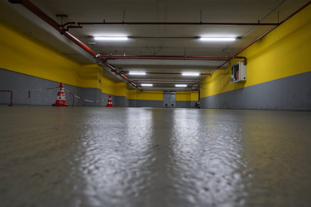 停车场，墙壁是黄色和灰色的图片下载