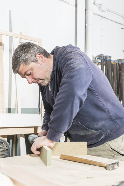 男木匠在他的木工车间工作。图片下载