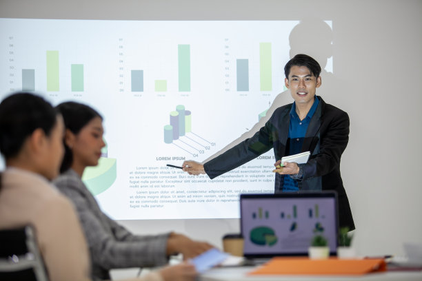 亚洲业务团队男女同事在工作中交谈分享想法与图表在董事会，快乐的年轻演示同事在董事会一起工作。图片下载