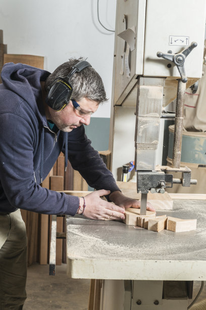 男木匠在他的木工车间工作。图片下载