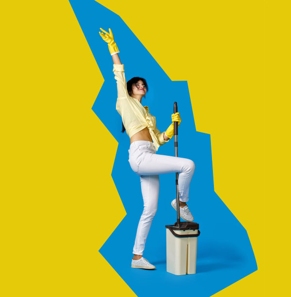 戴着橡胶手套的女人拿着清洁用品图片下载