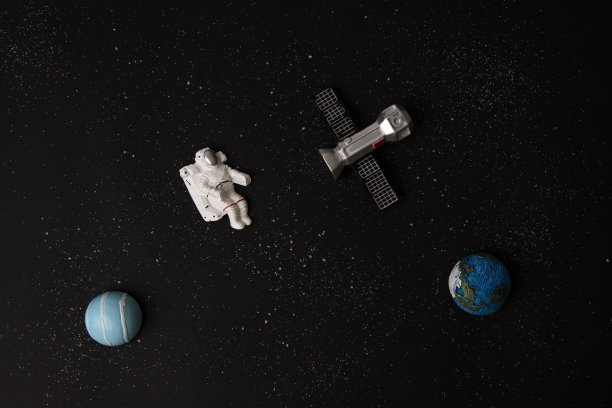 太空背景上的宇航员和地球图片下载