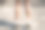 裁剪拍摄的女性跑步者站在她的脚尖上加强她的小腿。图片下载