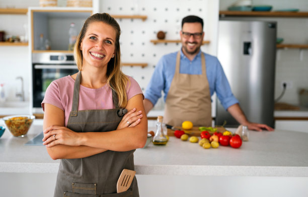 一对幸福的小情侣正一起在厨房里享受和准备健康的食物图片下载