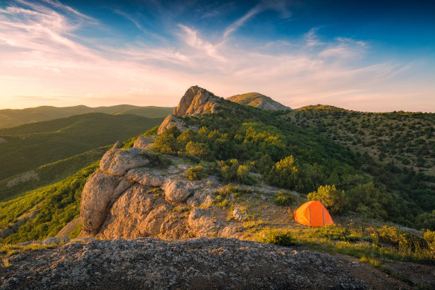 游客在岩石山的边缘搭帐篷图片下载