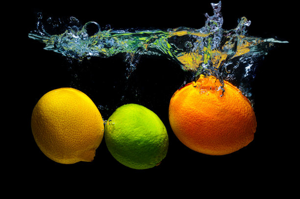 柑桔类水果沉在水下黑色图片下载